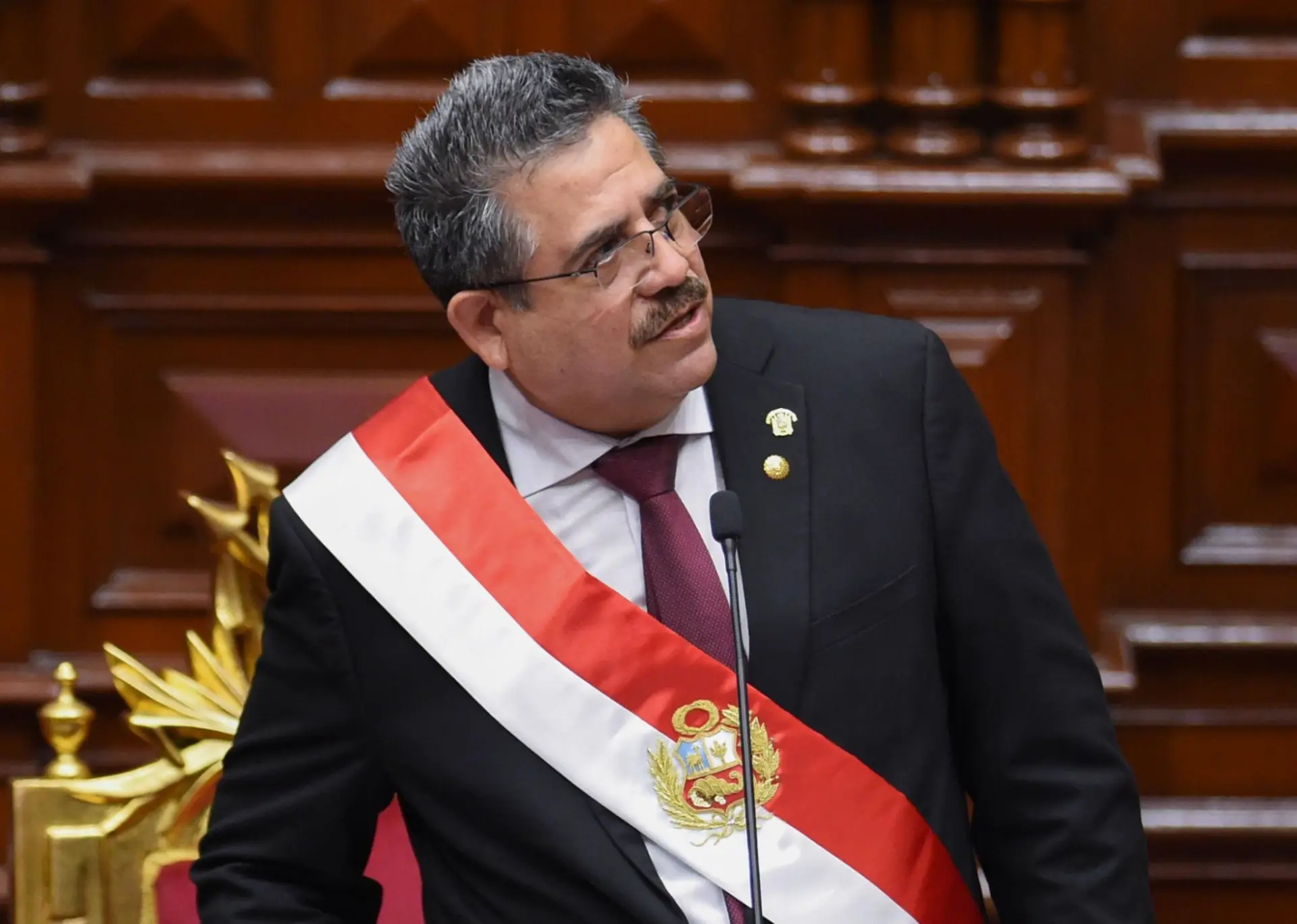 Manuel Merino de Lama con la banda presidencial en el hemiciclo del Congreso.