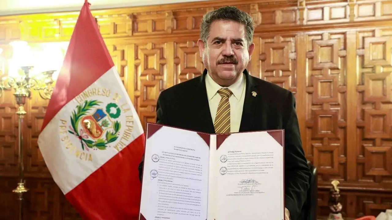 Manuel Merino de Lama muestra una autógrafa de ley del Congreso.