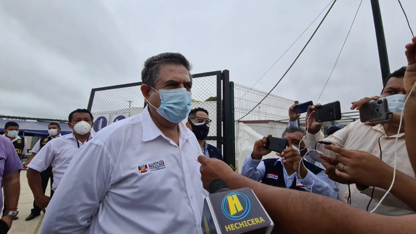 Manuel Merino de Lama durante una visita en Tumbes.